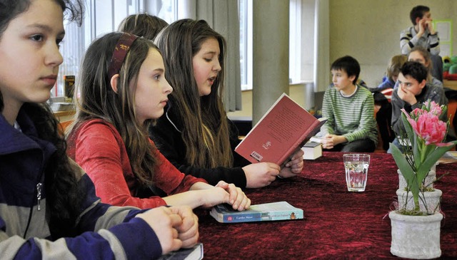 Drei Spitzen-Vorleserinnen: Fatima Moh...inger und Salome Basitta (von links).   | Foto: Bamberger