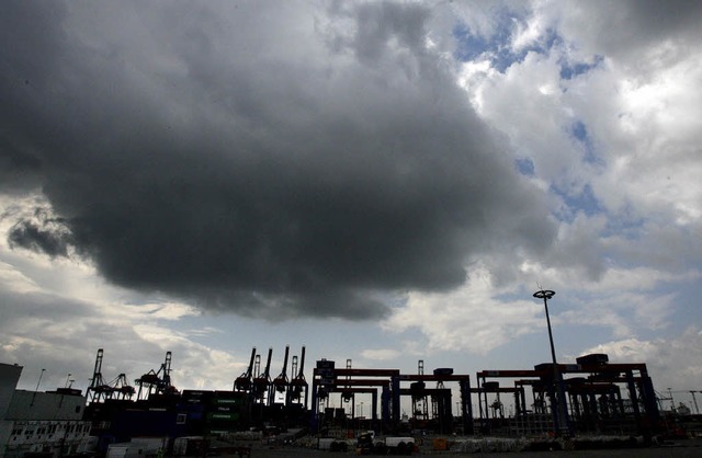 Dunkle Wolken ber dem Hafen signalisi...Exportboom zunchst einmal vorbei ist.  | Foto: dpa