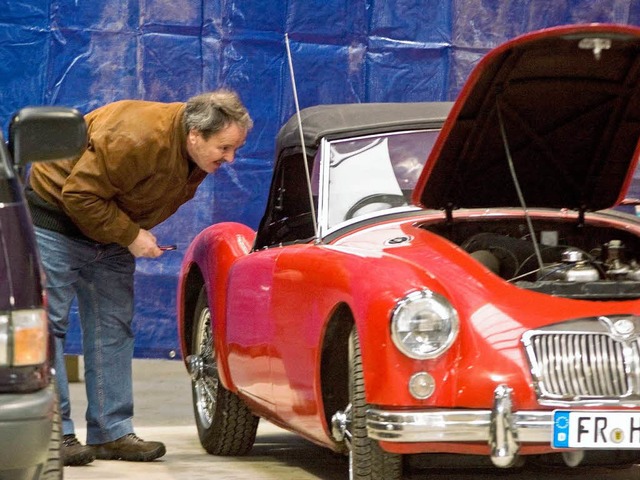 Kritisch beugt wurden die Autos vor der Versteigerung.  | Foto: Schnherr