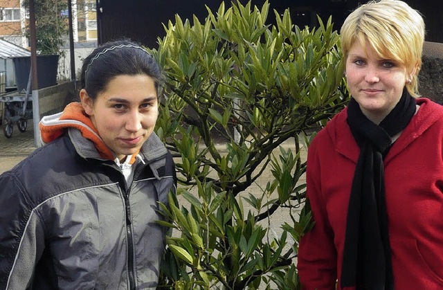 Sabrina Eichin und Nadja Wenk, die bei...rfolgreichen Azubis der Stadtgrtnerei  | Foto: Patricia Hartmann