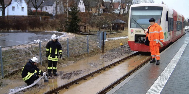 Die Feuerwehr pumpte gestern das Gleisbett am Ringzugbahnhof frei.   | Foto: Bertsche