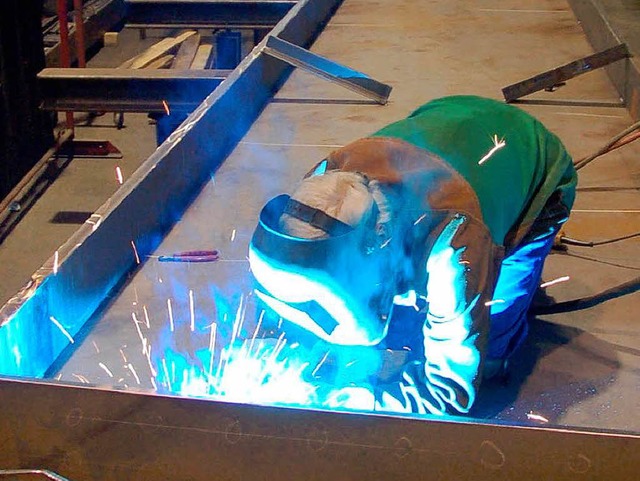 Bei Stahlbau Mller geht die Arbeit we...rstellung eines groen Brckentrgers.  | Foto: Helmut Seller