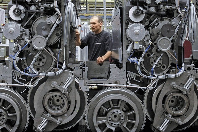 Maschinenbau ist eine der Strken der ...haft. Auf dem Bild eine Druckmaschine.  | Foto: dpa