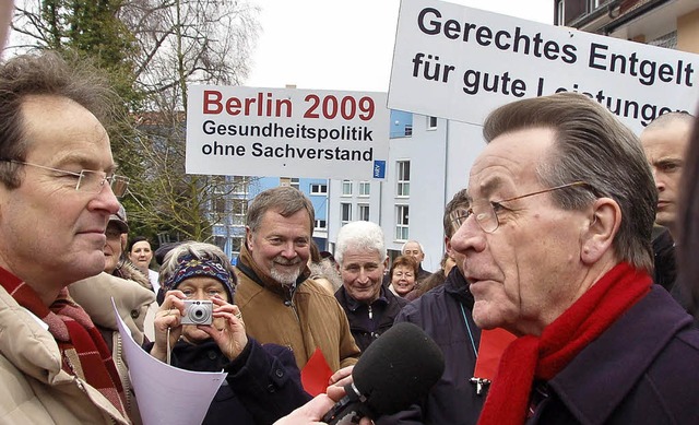 Die Wiederkehr der rztedemos: Medizin...e eine Groveranstaltung in Stuttgart.  | Foto: Mielcarek/dpa