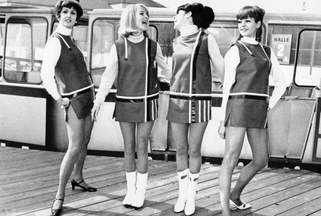 Die Mini-Mode der 60er Jahre: Gerade g...indung die Gesellschaft auf den Kopf.   | Foto: AFP