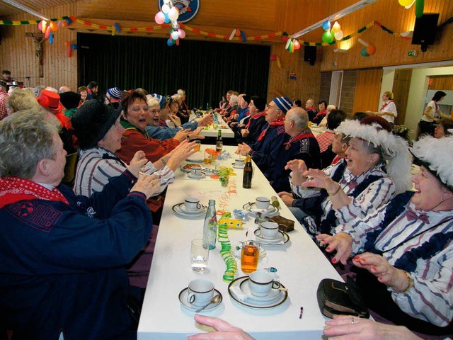 Schunkeln, singen, frhlich sein, das ...enioren im Paulinerheim Fasnet feiern.  | Foto: Martha Weishaar