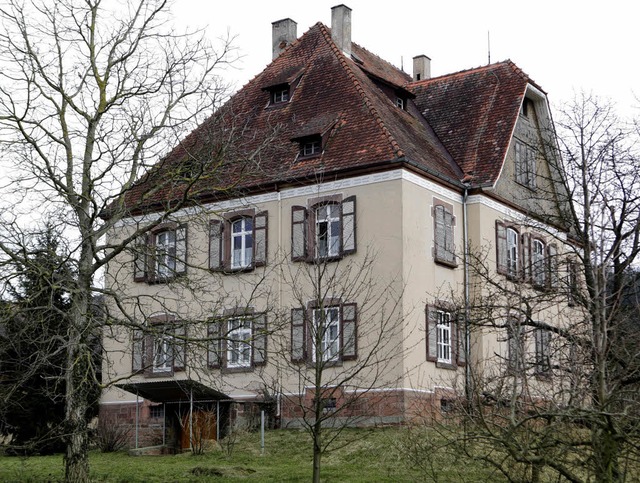 Eine Sanierung des Pfarrhauses (links)...haus (rechts) knnte verkauft werden.   | Foto: C. Breithaupt