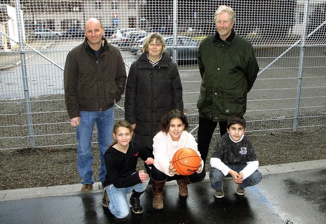 ber den neuen Ballfangzaun freuen sic...und Stadtbaumeister Michael Rohrer.     | Foto: susi kanele