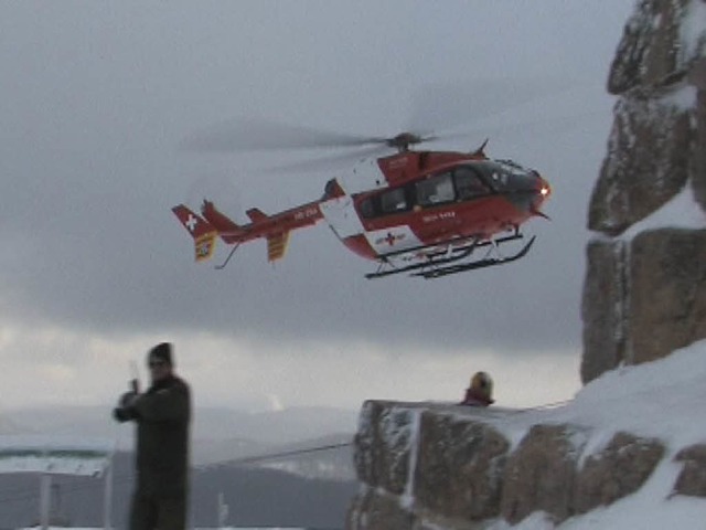 Ein Helikopter untersttzte die Rettun...ms am Boden mit einer Wrmebildkamera.  | Foto: Martin ganz