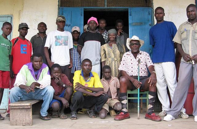 Stammvater Akuku Ogwala (mit Stock) mit einem  Bruchteil seines Familienclans.    | Foto: Dieterich