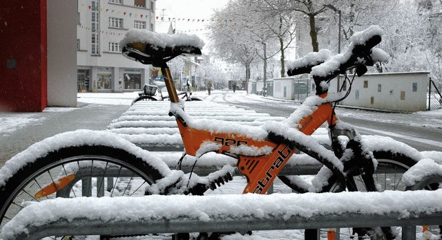 Bei dem Schnee lie mancher auch sein Fahrrad lieber stehen.   | Foto: Ralf H. Dorweiler