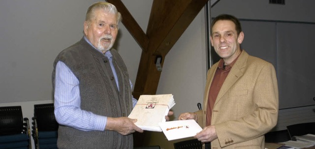 Gewichtiges  Werk:  Wilhelm  Jost hat ...hierte  sich  mit einem  Gutschein.     | Foto: Robert  Bergmann