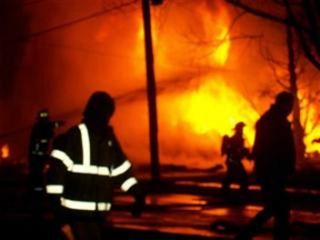 CNN zeigte Bilder von brennenden Wrackteilen inmitten eines  Wohnviertels.  | Foto: AFP