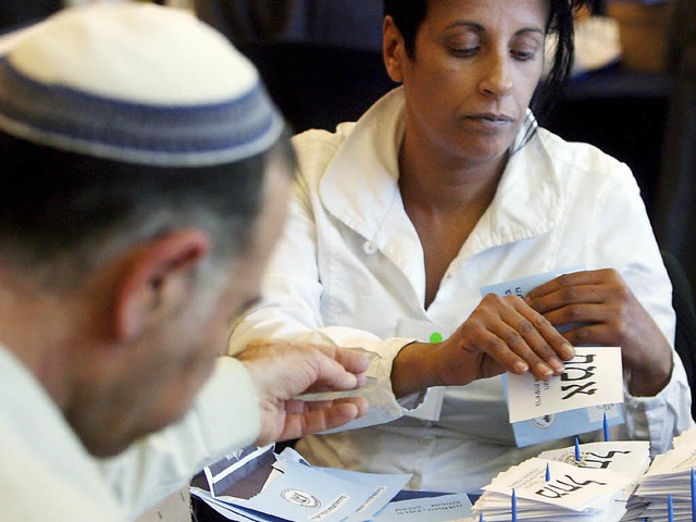 Wahlhelfer zhlen in Israel die verbleibenden Stimmzettel aus.  | Foto: dpa