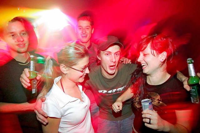 Junge Frauen, die trinken bis der Kran...iburg ein groes Problem (Symbolbild).  | Foto: Andreas Lander