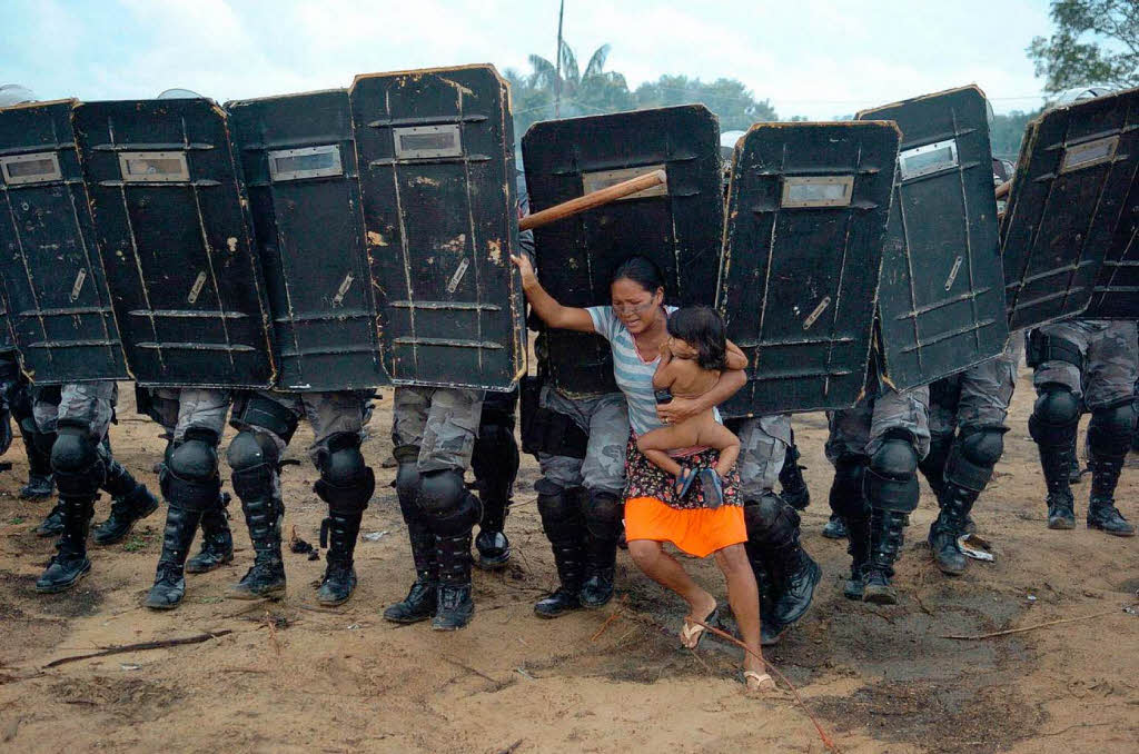 Luiz Vasconcelos, Erster Preis allgemeine Solobilder Nachrichten: Eine Frau versucht, eine Zwangsumsiedlung in Manaus, Brasilien zu stoppen.