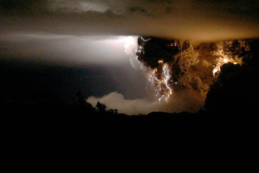 Carlos F. Gutierrez, Erster Preis Solobild Natur: Vulkanausbruch in Chile.