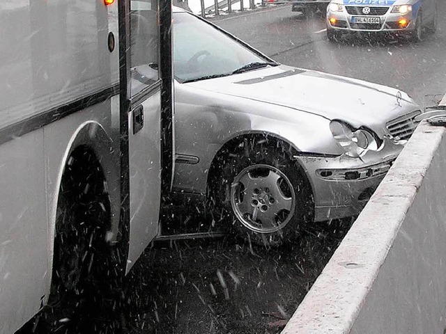 Der Mercedes erlitt Totalschaden  | Foto: Polizei