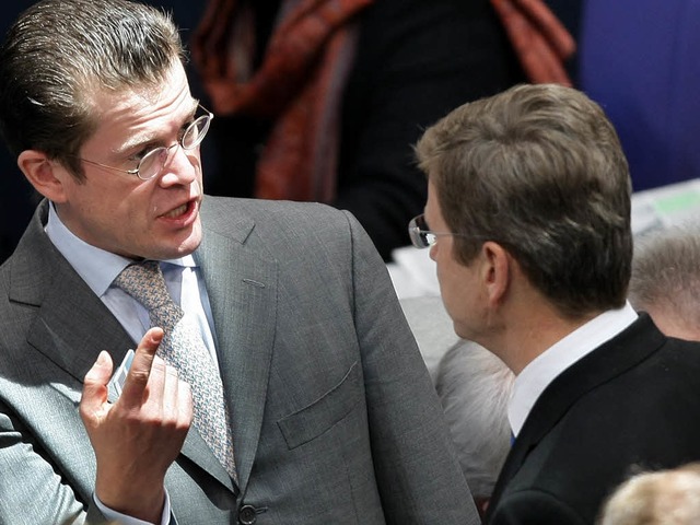 Bundeswirtschaftsminister Karl-Theodor... unterhlt sich mit Guido Westerwelle.  | Foto: dpa