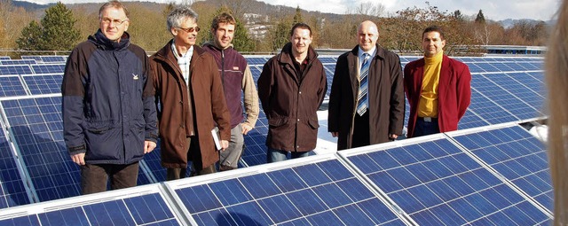 Aufs Dach der  Goethe-Halle stiegen ge...r und Georg Hille (Brgersolarfonds).   | Foto: Gerhard Walser