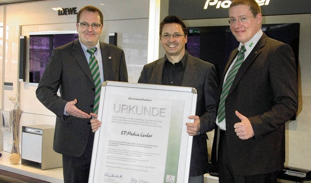 Niederlassungsleiter Gregor Karrie (li...s Wiedemann (Mitte) zur Auszeichnung.   | Foto: Frey
