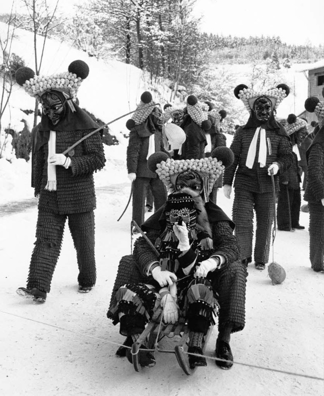 Wenn der Schuttig mit dem Hnsele Schl... tummelten sich die Narren im Schnee.   | Foto: Archiv Narrenzunft