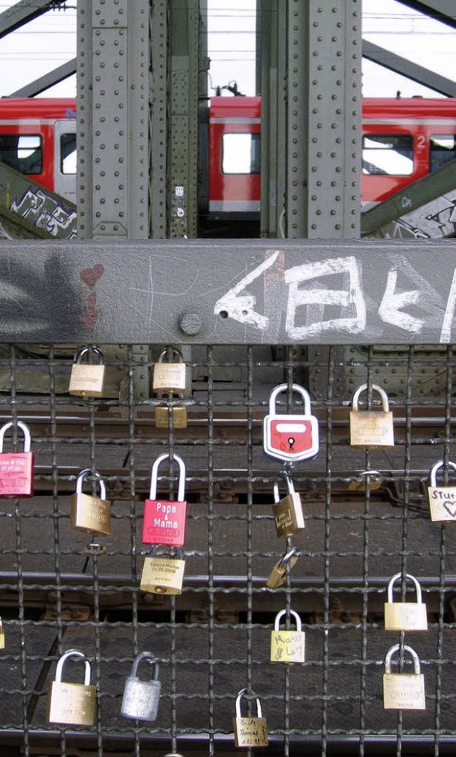 Vorhngeschlsser zieren die Hohenzollernbrcke in Kln.   | Foto: Lukas Arnegger