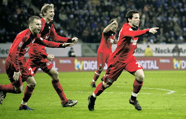 Jubel in Rot: Die Leverkusener Michael...lo (rechts), dem Torschtzen zum 4:1.   | Foto: ddp