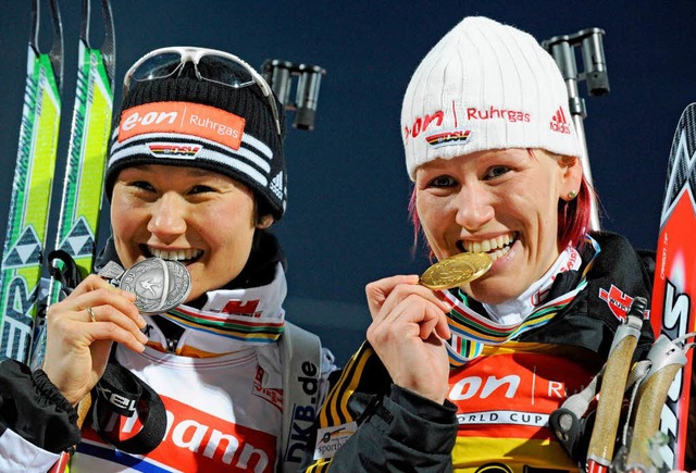 Deutscher Doppelsieg: Kati Wilhelm (r)...swald freuen sich ber ihren Triumph.   | Foto: dpa