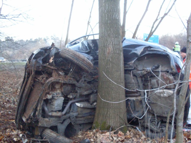 Der Fahrer des Wagens wurde zwischen Dach und Fahrersitz eingeklemmt.  | Foto: BZ