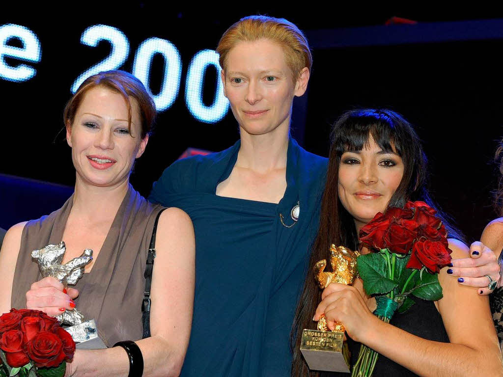 Jury-Prsidentin Tilda Swinton (m.) mit den Preistrgerinnen Birgit Minichmayr (l.) und Magaly Solier (r.).