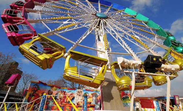 Wie ein Riesenrad erhebt sich der Mondlift in den Lrracher Himmel.   | Foto: Barbara Ruda