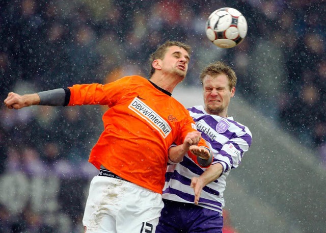 Der Osnabrcker Tom Geiler (r) im Kop...duell mit dem Mainzer Milorad Pekovic.  | Foto: dpa