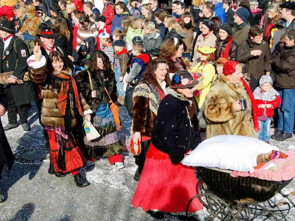 Die Rammersweier Narren hatten auch eine Zigeunergruppe dabei. Die Rammersweier Narren hatten auch eine Zigeunergruppe dabei.