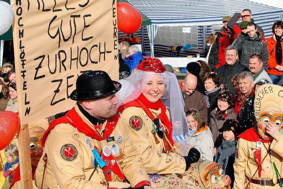 Die Wollbacher Chochlöffel hatten ein echtes, frisch verheiratetes Ehepaar mitgebracht. (Foto: Noerbert Sedlak) Die Wollbacher Chochlöffel hatten ein echtes, frisch verheiratetes Ehepaar mitgebracht. (Foto: Noerbert Sedlak)