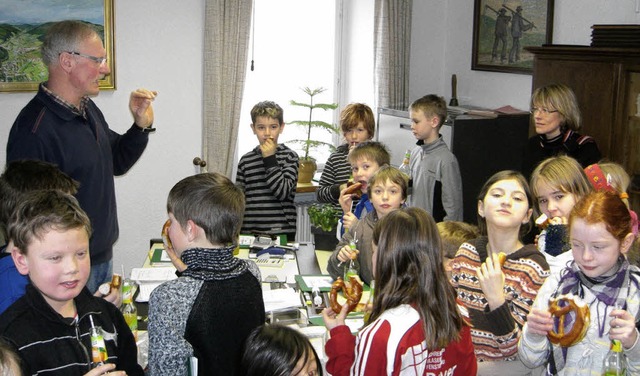 Eine Schulklasse besuchte den Ortsvorsteher in Prechtal.   | Foto: R. Gutjahr