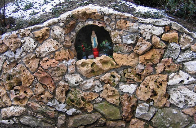 Die 1910 gebaute Lourdes-Grotte beim V...hof in Biezighofen wurde restauriert.   | Foto: Otto Selb