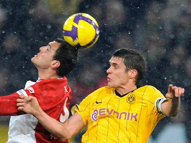 Dortmunds Sebastian Kehl (r.) und Cott...l Jula (Rumnien) kmpfen um den Ball.  | Foto: ddp