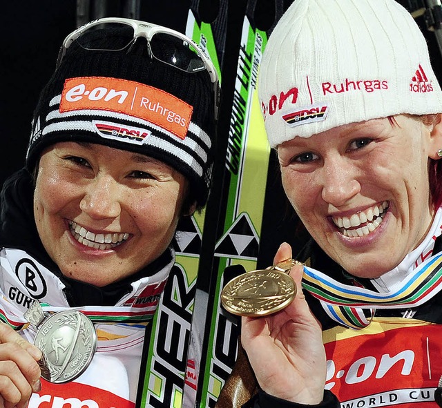 Doppelsieg: Simone Hauswald (links) und Kati Wilhelm   | Foto: afp