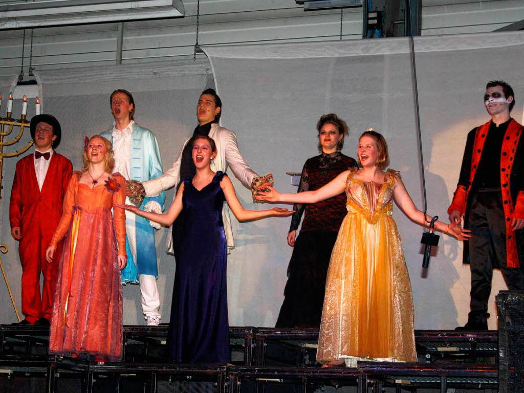 Der Olymp mit Amor, Zeus, Hermes, Hekate und Hades (hinten v. links) und Demeter, Cyane und Persephone (vorne v. links). Der Olymp mit Amor, Zeus, Hermes, Hekate und Hades (hinten v. links) und Demeter, Cyane und Persephone (vorne v. links).