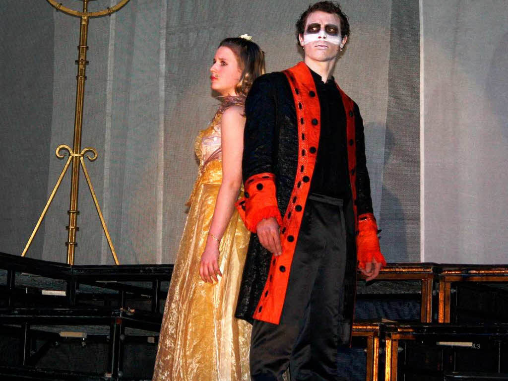 Persephone und Unterweltgott Hades im Gespräch. Persephone und Unterweltgott Hades im Gespräch.