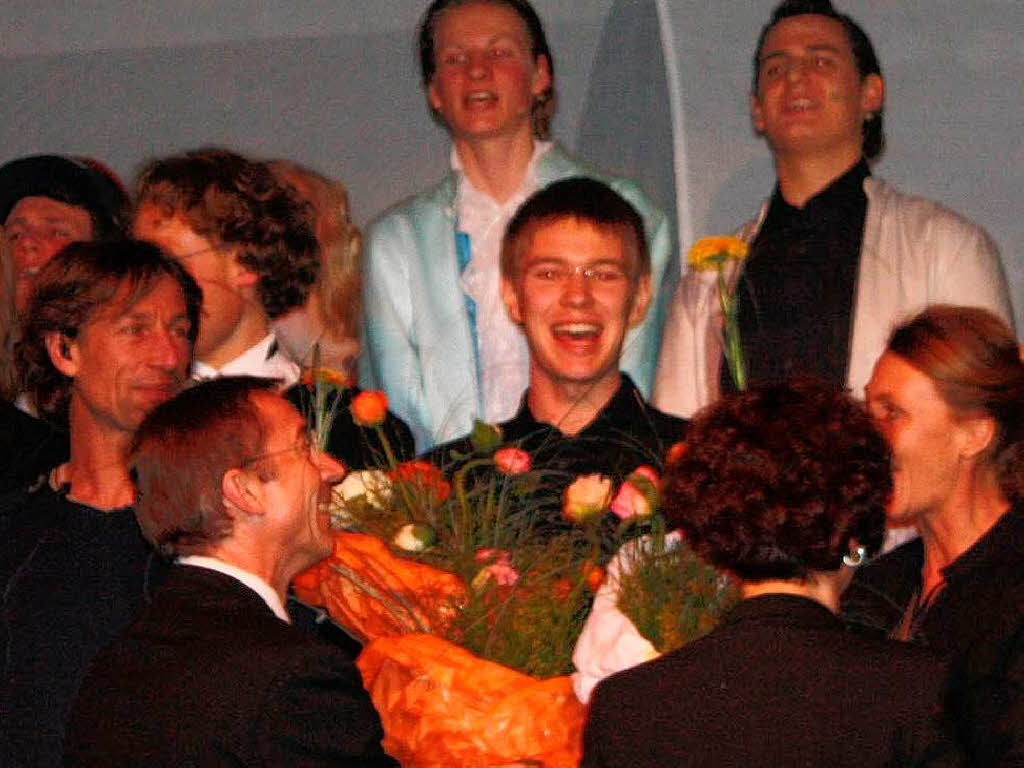 Tosender Beifall am Ende der Vorstellung: Jens Uhlenhoff (Mitte) mit GGE-Direktor Christoph Grießhaber (links). Tosender Beifall am Ende der Vorstellung: Jens Uhlenhoff (Mitte) mit GGE-Direktor Christoph Grießhaber (links).