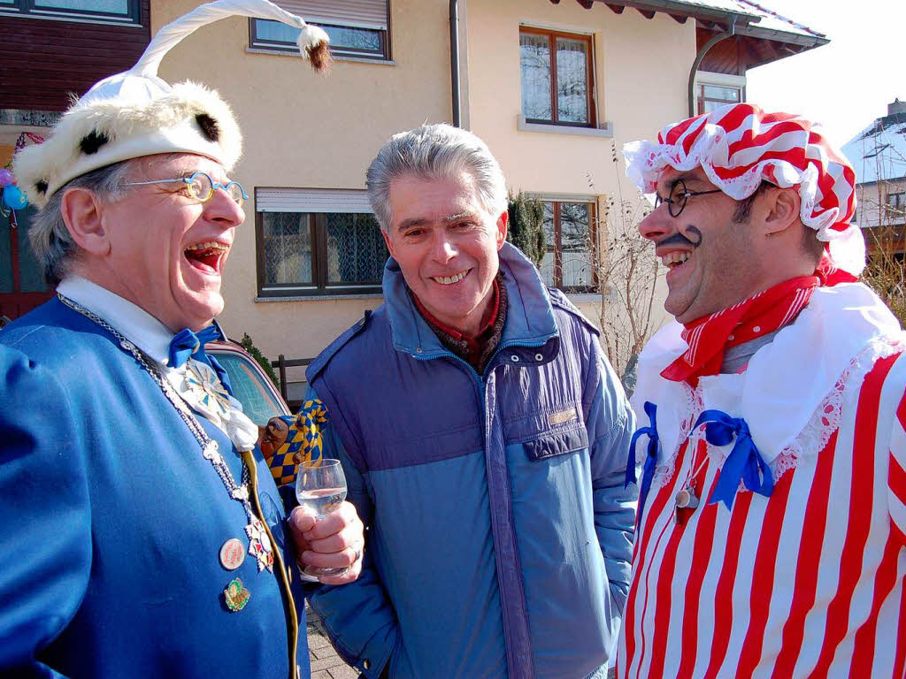 Vogt Michael (links) mit dem Alt-Meister der Buchholzer Fasnet Heinz Breig (Mitte) und seinem Sohn Uwe vom FC-Erdbeerschorle. Vogt Michael (links) mit dem Alt-Meister der Buchholzer Fasnet Heinz Breig (Mitte) und seinem Sohn Uwe vom FC-Erdbeerschorle.