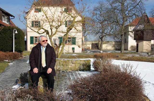 Geschftsfhrer im Ruhestand: Dieter G...lsschen, rechts davon das Herrenhaus   | Foto: Gabriele Babeck-Reinsch