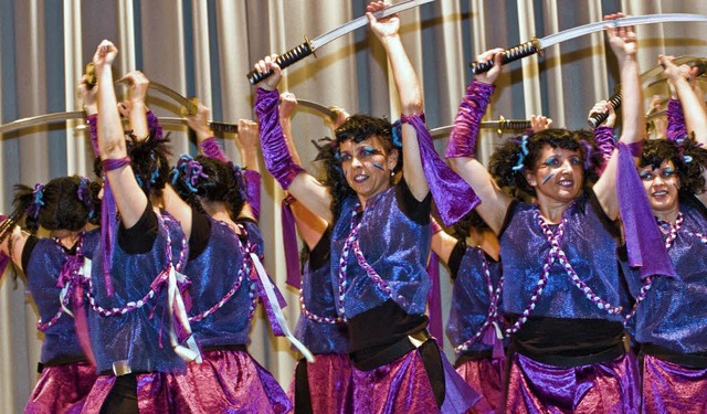 Farbenfroh: Eine von neun toll choreog...nzeinlagen bei der Rhinschnogparade.   | Foto: Schnherr