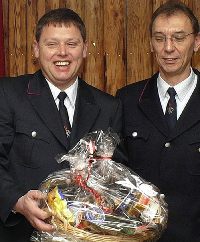 Ehrwrdiger Feuerwehrmann &#8211; Geor...ks), mit Abteilungsleiter Edgar Kurz.   | Foto: A. Arbandt