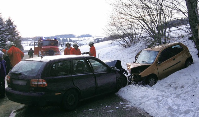 Glck im Unglck hat die Beteiligten e...en des Volvos wurden leicht verletzt.   | Foto: Feuerwehr