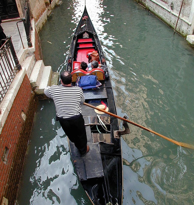 Gondoliere, die Touristen fahren, sind... sie nur sehr langsam unterwegs sind.   | Foto: AFP