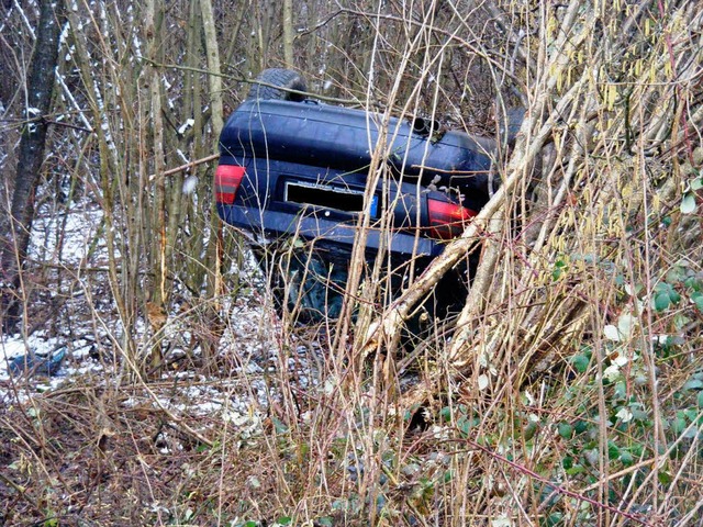 Der Audi kam nach dem berschlag im Gebsch auf dem Dach zum Liegen. 