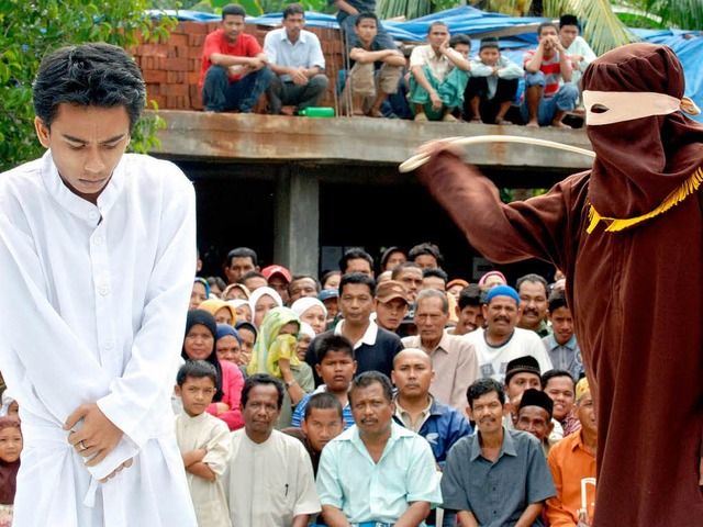 In Indonesien ist die Sharia in  Kraft...tenes Glcksspiel ausgepeitscht wird.   | Foto: AFP